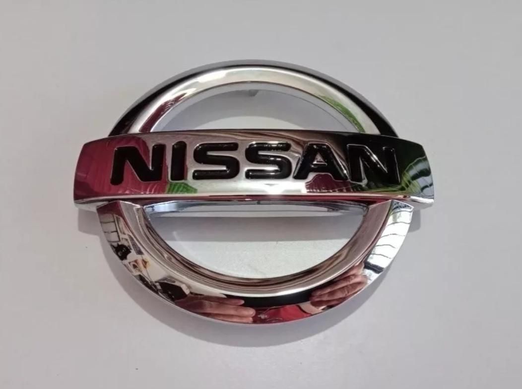 Emblema Nissan 7.5 Cm X 8.8 Cm Adhesivo
